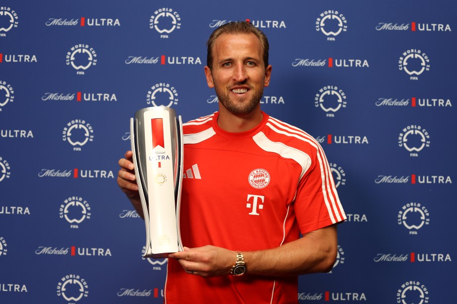 MIAMI GARDENS, FLORIDA - JUNE 20: Harry Kane #9 of FC Bayern Munchen poses for a photo with his Superior Player of the Match award after the team's victory in the FIFA Club World Cup 2025 group C match between FC Bayern München and CA Boca Juniors at Hard Rock Stadium on June 20, 2025 in Miami Gardens, Florida. (Photo by Leonardo Fernandez - FIFA/FIFA via Getty Images)