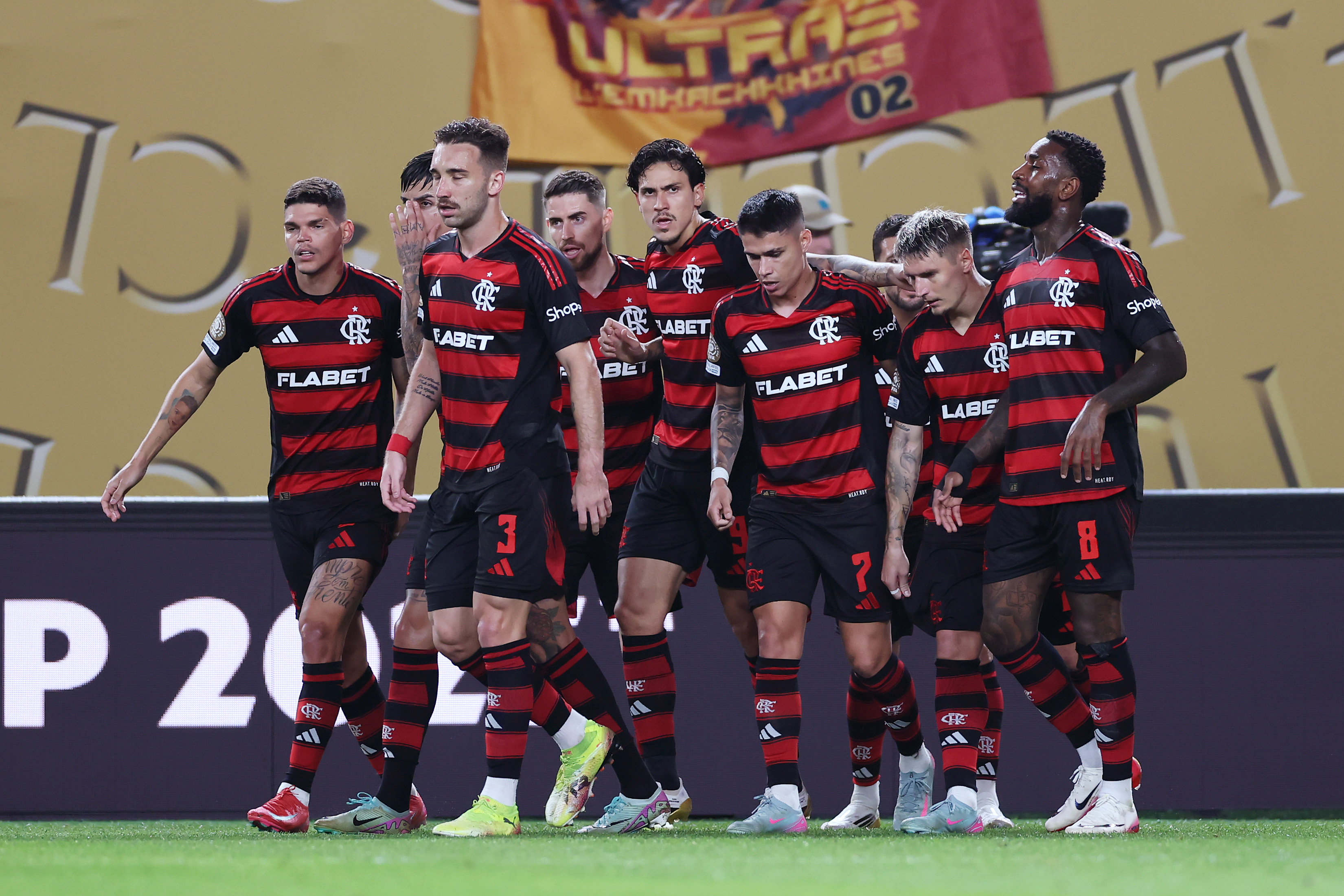 PHILADELPHIA, PENNSYLVANIA - JUNE 16: Giorgian de Arrascaeta #10 of CR Flamengo celebrates with teammates after scoring his team's first goal during the FIFA Club World Cup 2025 group D match between CR Flamengo and Esperance de Tunis at Lincoln Financial Field on June 16, 2025 in Philadelphia, Pennsylvania. (Photo by Elsa - FIFA/FIFA via Getty Images)