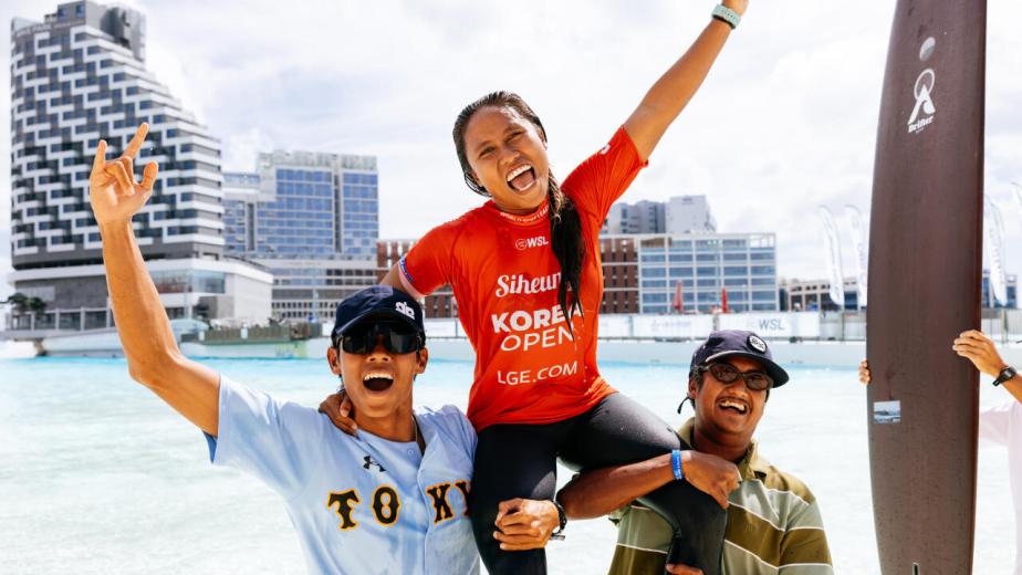 Dhea Novitasari celebrating