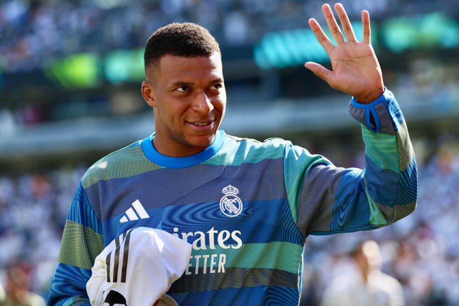 7/5/25, East Rutherford, New Jersey, MetLife Kylian Mbappé of Real Madrid waves to the crowd during the FIFA Club World Cup 2025 quarterfinal match against Borussia Dortmund. Mandatory Credit: Bad Dawg Sports/Jose Pichirilo