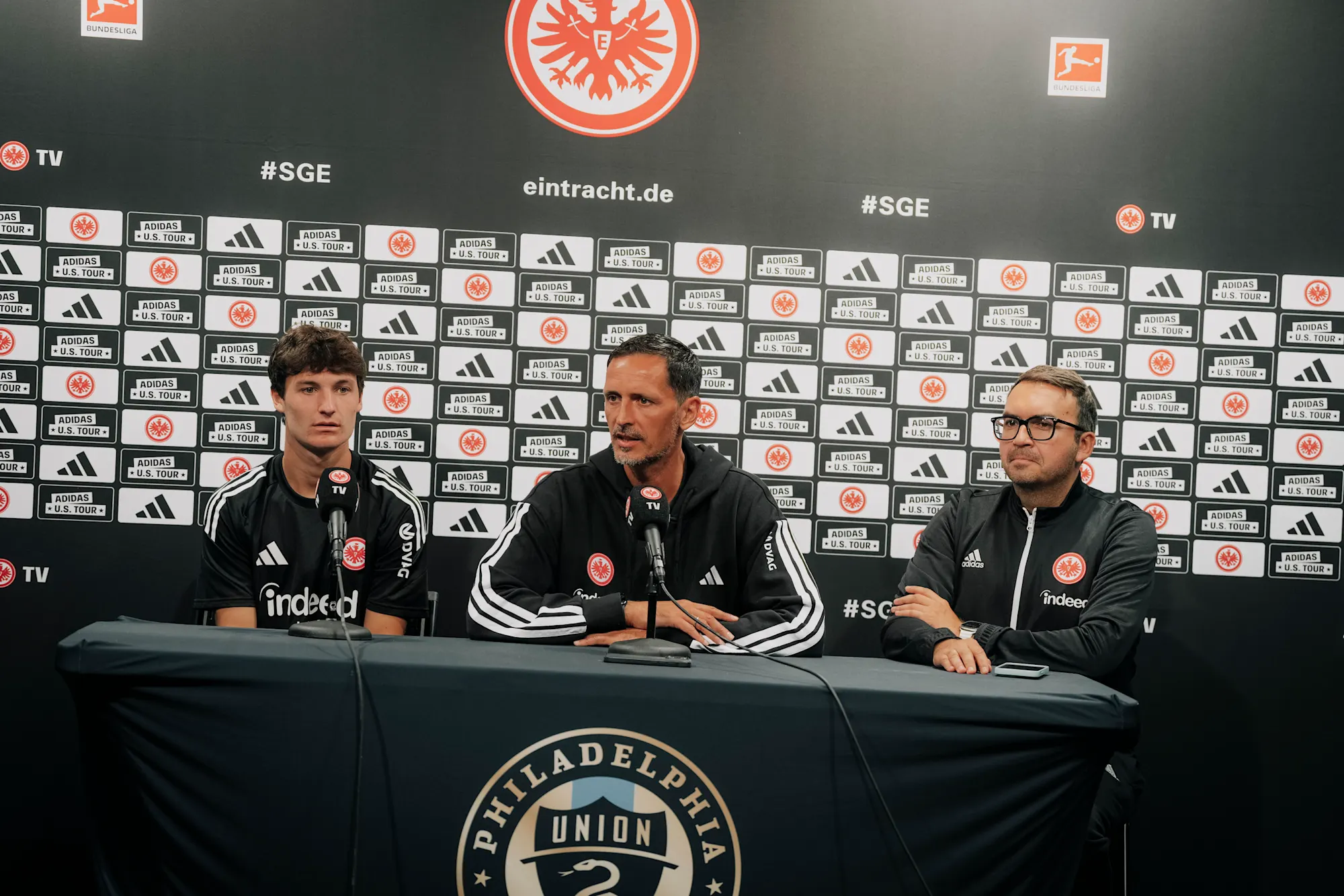 Head coach Dino Toppmöller and Paxten Aaronson in the run-up to the game against Philadelphia Union.