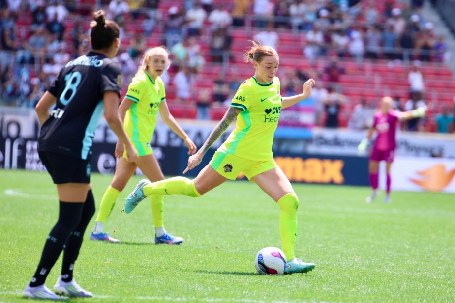 8/9/25, Harrison, New Jersey, Sports illustrated Stadium, Hal Hershfelt (#17) of the Washington Spirit launches a shot on goal during the NWSL matchup against NJ/NY Gotham FC. Mandatory Credit: Jose Pichirilo/Bad Dawg Sports