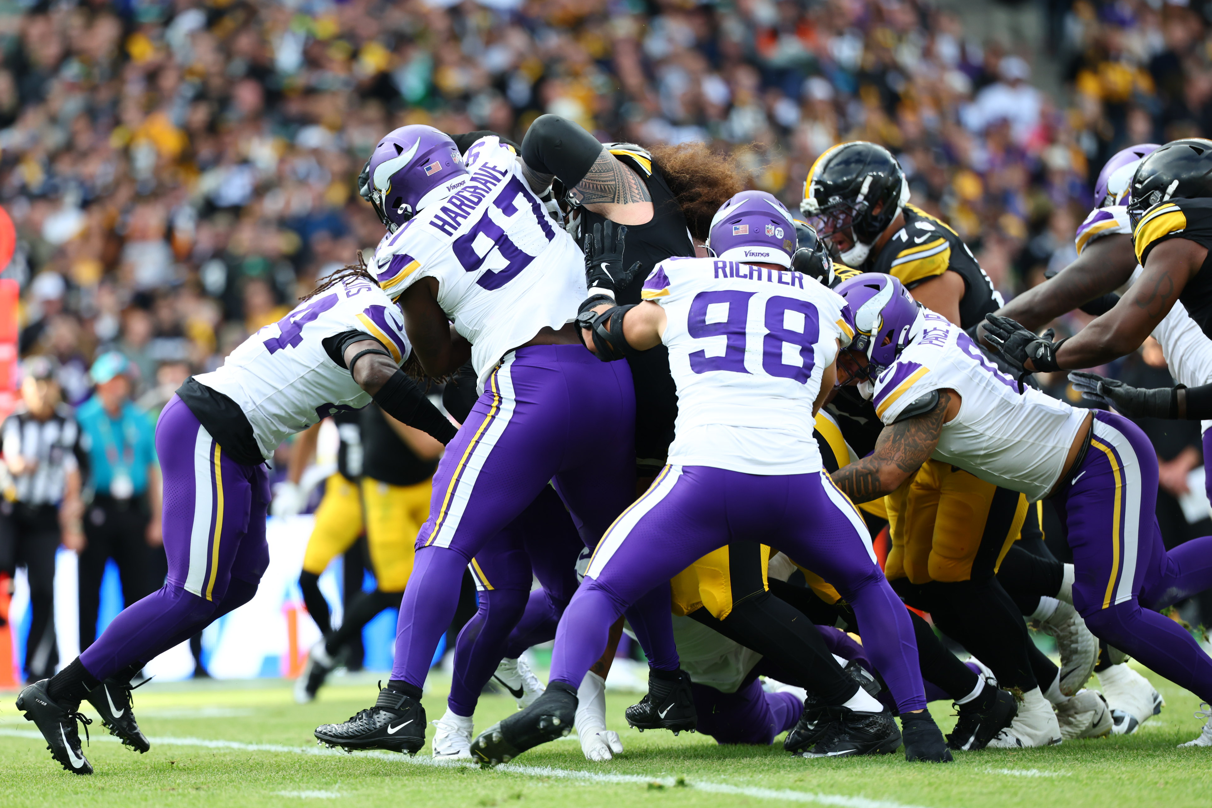 Minnesota Vikings and Pittsburgh Steelers players engaged in line of scrimmage battle during Dublin game