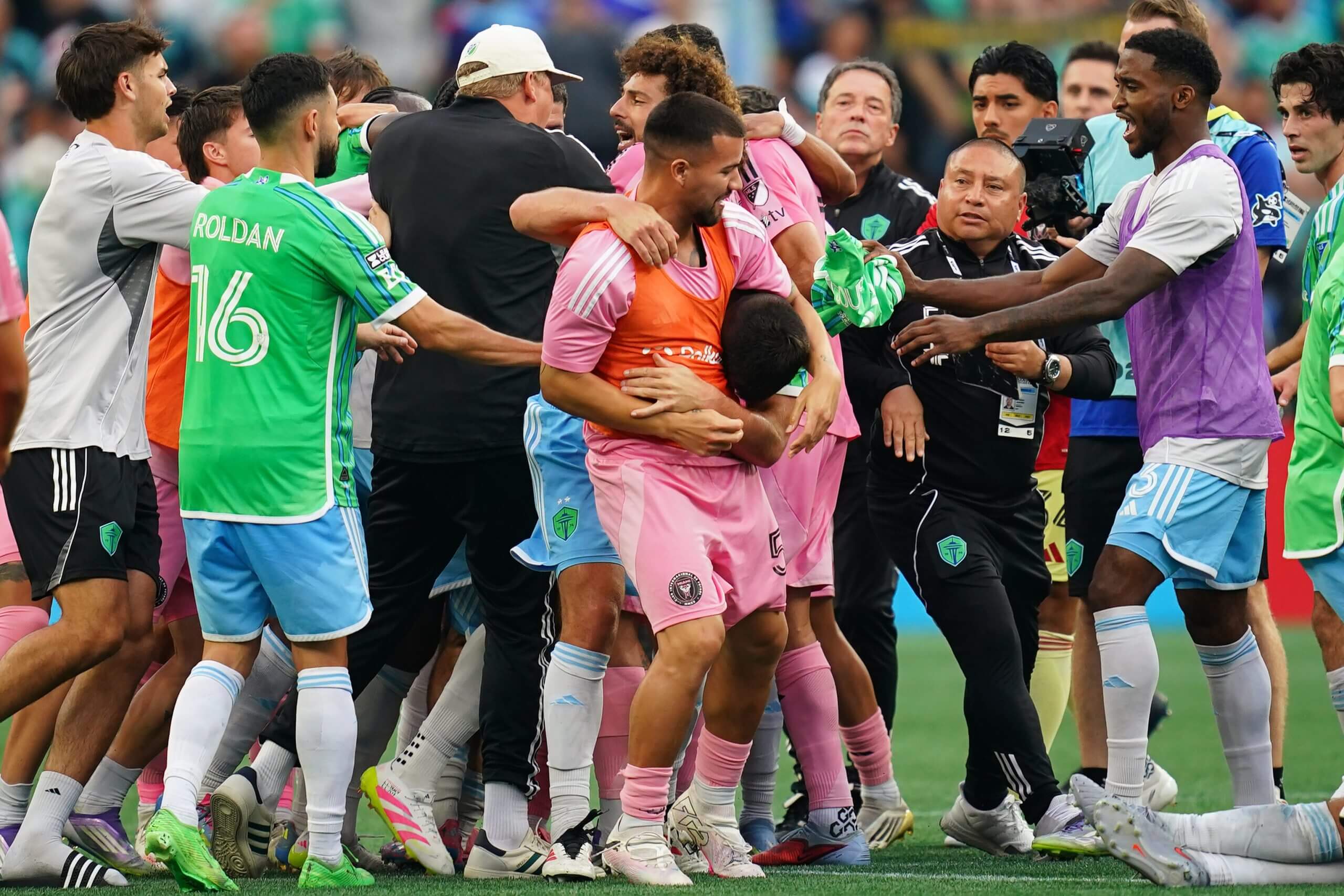 Inter Miami and Seattle Sounders players engage in heated altercation after 2025 Leagues Cup final with officials attempting to separate the teams