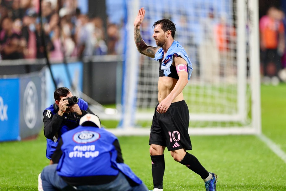 Lionel Messi waves fans Maxi Moralez jersey Inter Miami NYCFC Citi Field