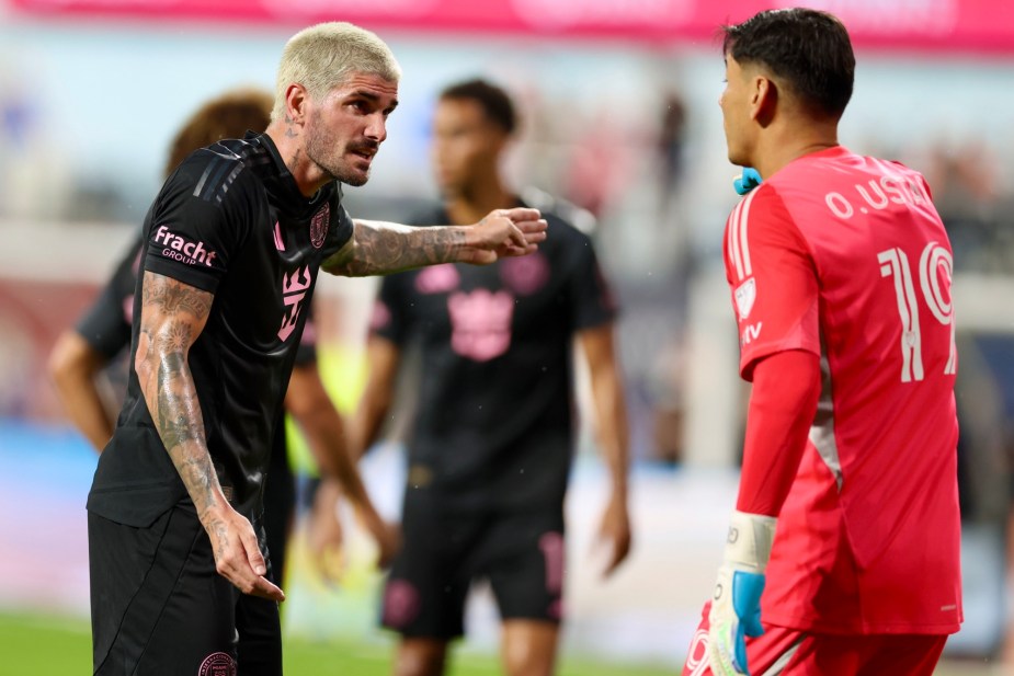 Rodrigo De Paul Inter Miami Oscar Ustari goalkeeper communication