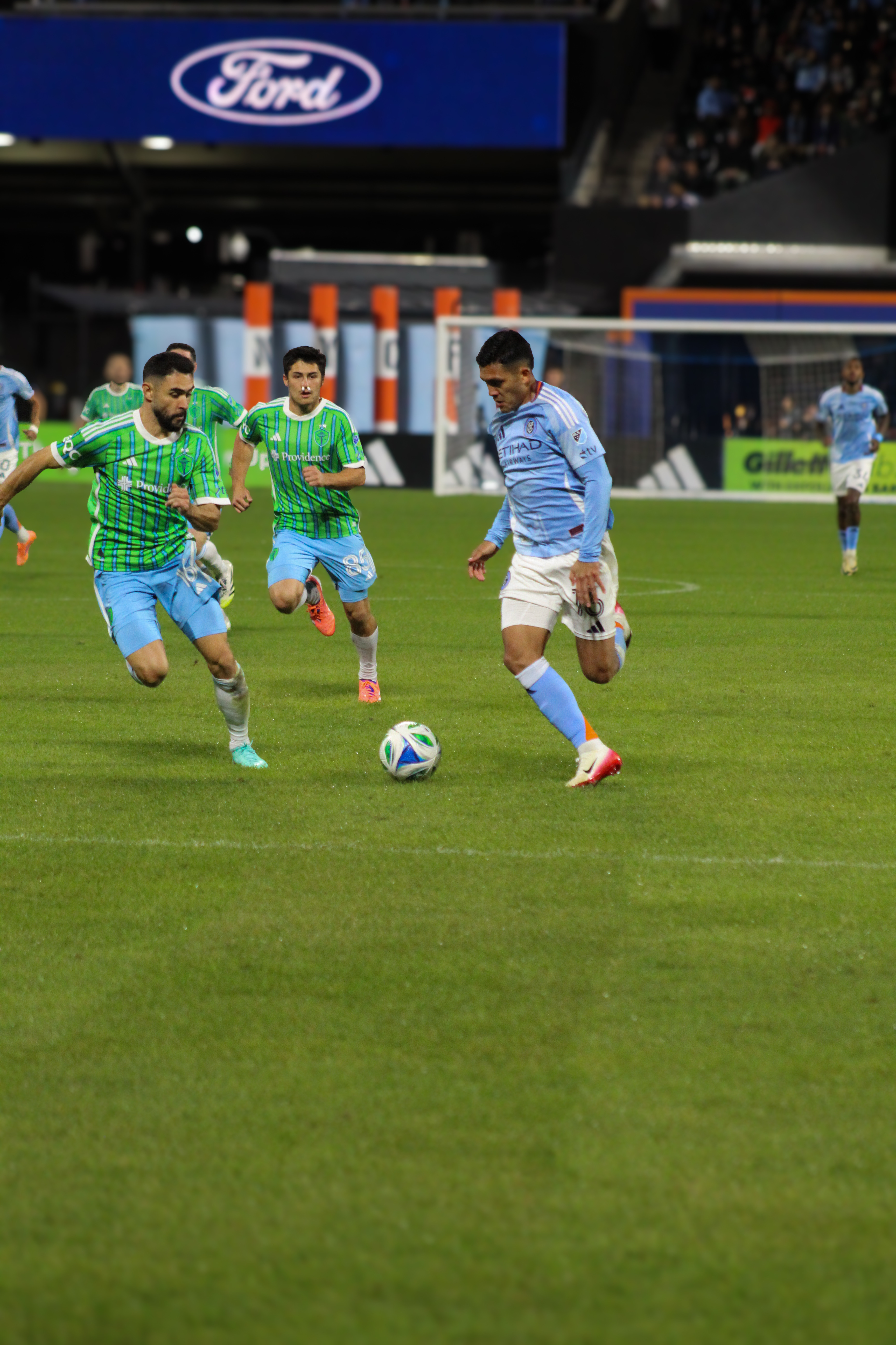 New York City FC forward Alonso Martínez attempts to break past Seattle Sounders defenders during the MLS Decision Day match at Citi Field, October 18, 2025. Photo credit: Bad Dawg Sports/Cassandra Casiero.
