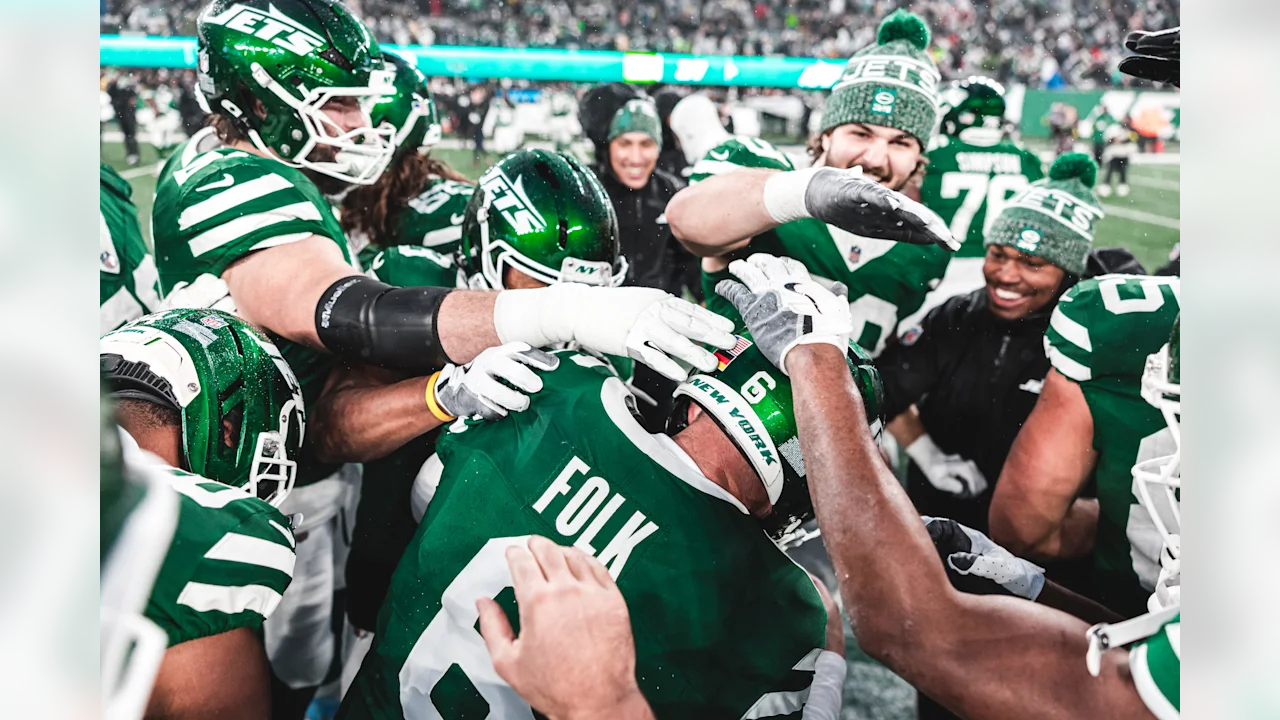 11/30/2025 MetLife Stadium, East Rutherford, NJ., The Jets Celebrate the Game Winning Field Goal with Nick Folk Mandatory Credit: New York Jets