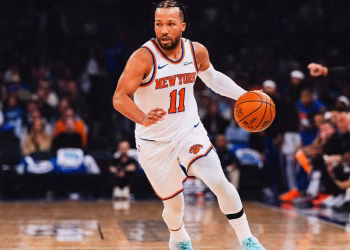 Jalen Brunson dribbling the ball