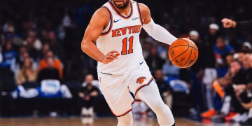 Jalen Brunson dribbling the ball
